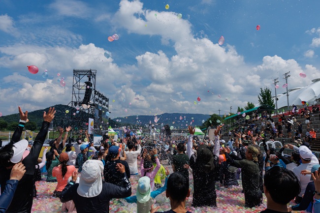 철원군 화강 다슬기 축제, 30만명 축제장 찾아