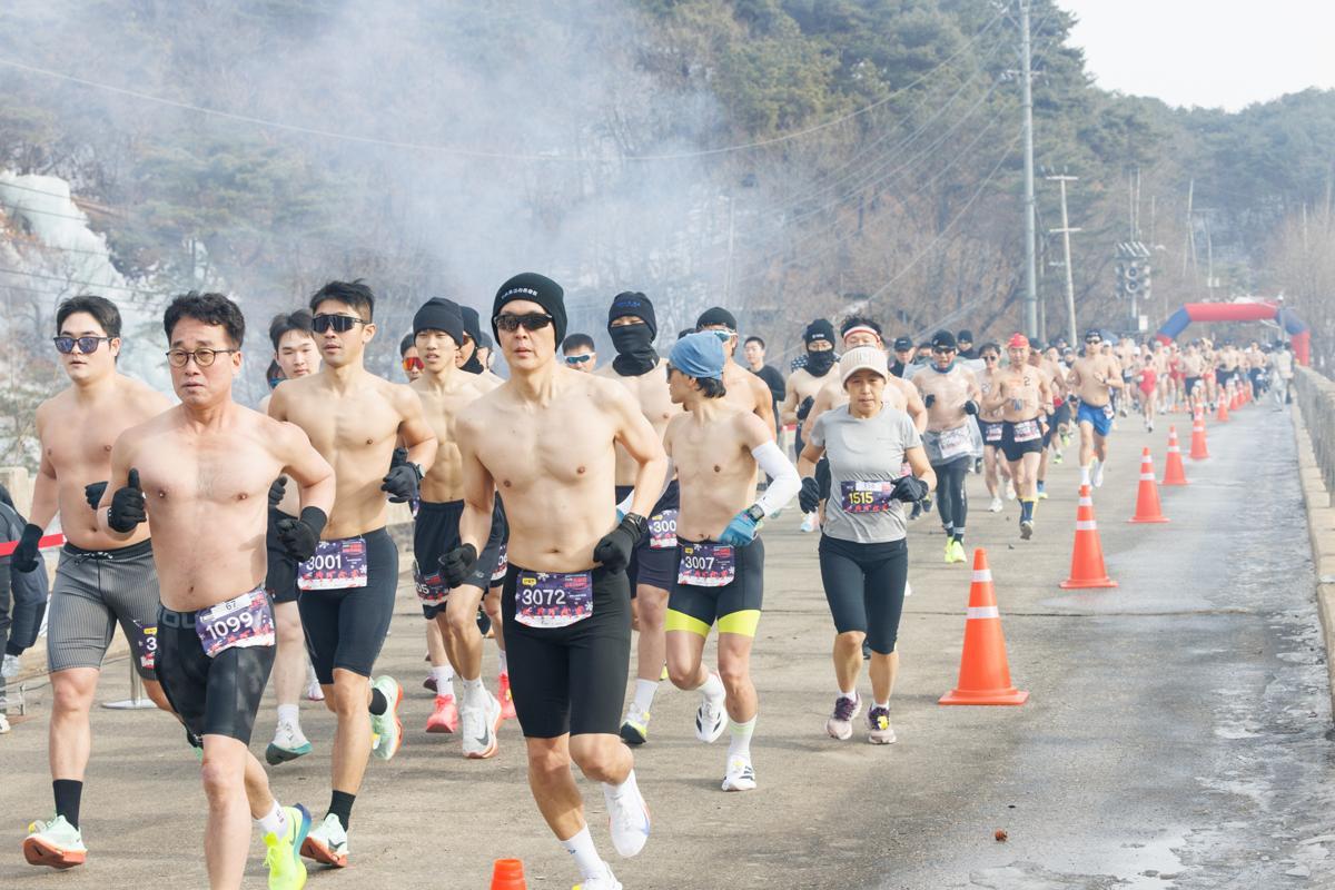 추위도 잊고… 철원서 알통구보 대회